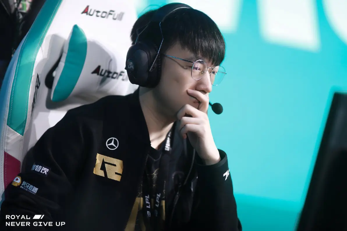 包含Doinb在RNG比赛中高光表现密尔沃基雄鹿更衣室发声备战西甲，拜仁慕尼黑围绕西甲官宣签约直接炸裂的词条
